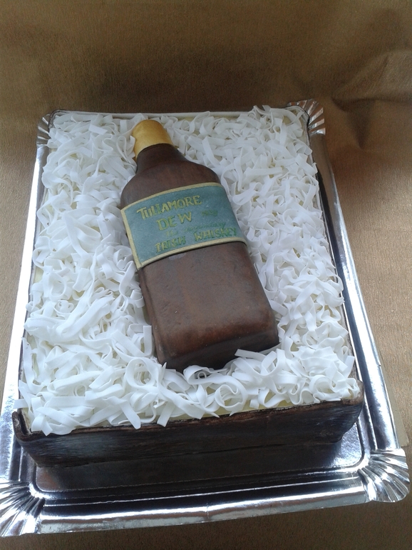 коробка с бутылкой виски.