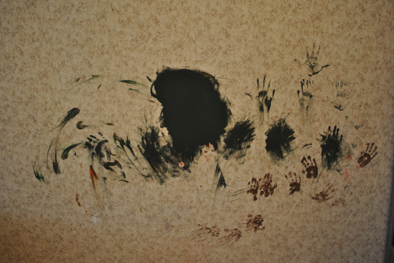 Надо, надо переклеивать обои...)))