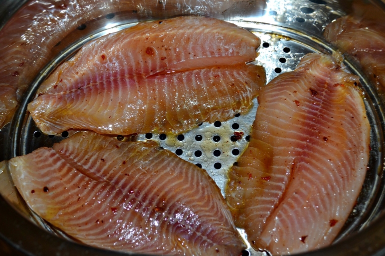 ТИЛАПИЯ СО СЛИВОЧНЫМ СОУСОМ И РИС С ОВОЩАМИ)