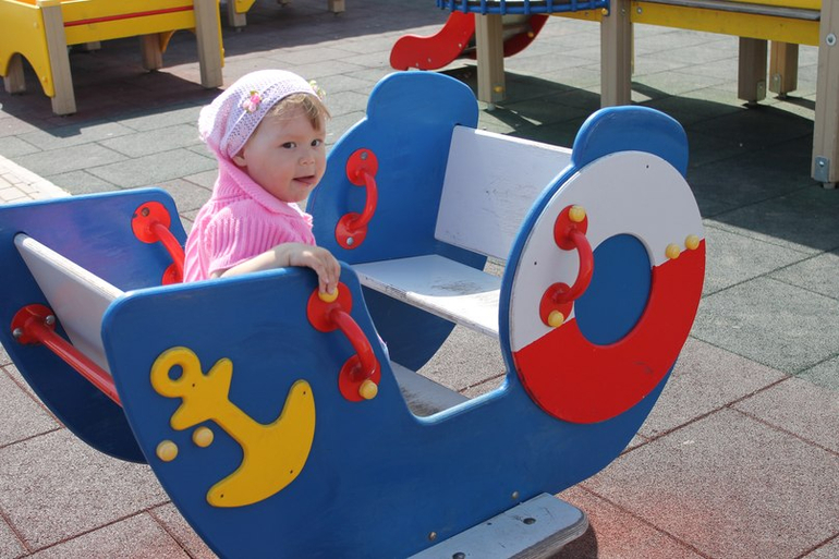 высовывает язык