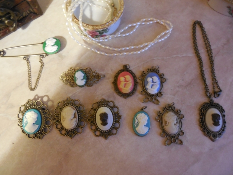 Броши и подвески