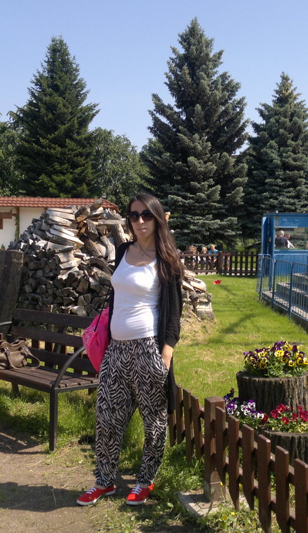 Гуляла в парке с мамой и сыном