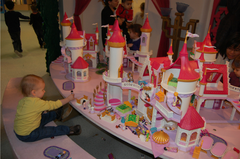 Один день в мире игрушек. Досуг во Франции.