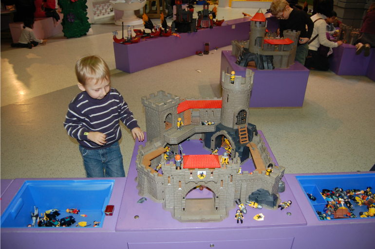 Один день в мире игрушек. Досуг во Франции.