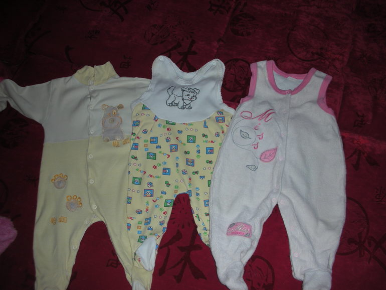 Много одежды на девочку