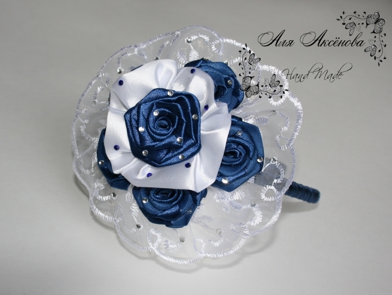 Немного цветов и кружева.