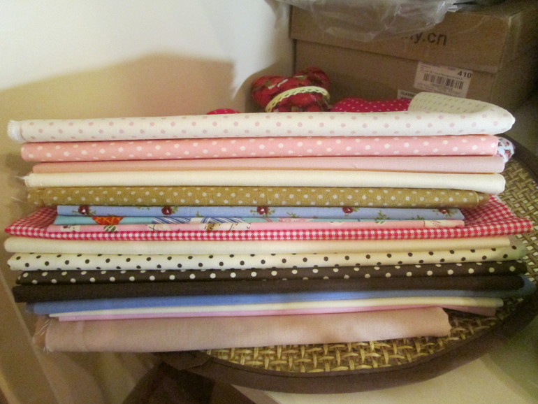 хомяк  счастлив и рад! пополнение запасов на зиму!:)))))