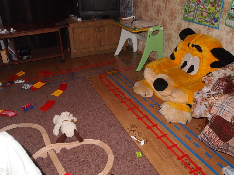 городок из клейкой ленты