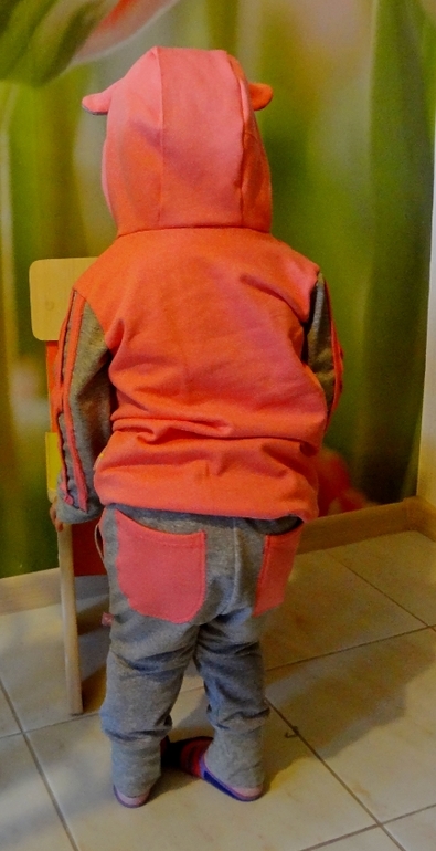 Спортивный костюмчик для дочи.