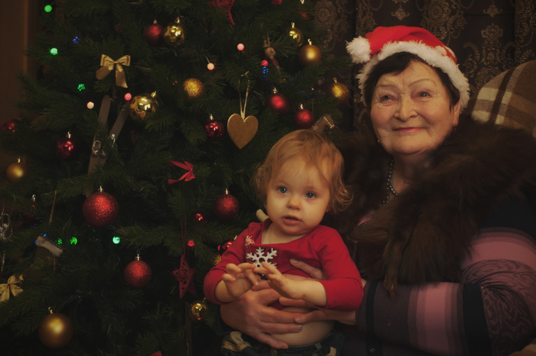 Сегодня ходили с Варенькой и прабабушками на фотосет)