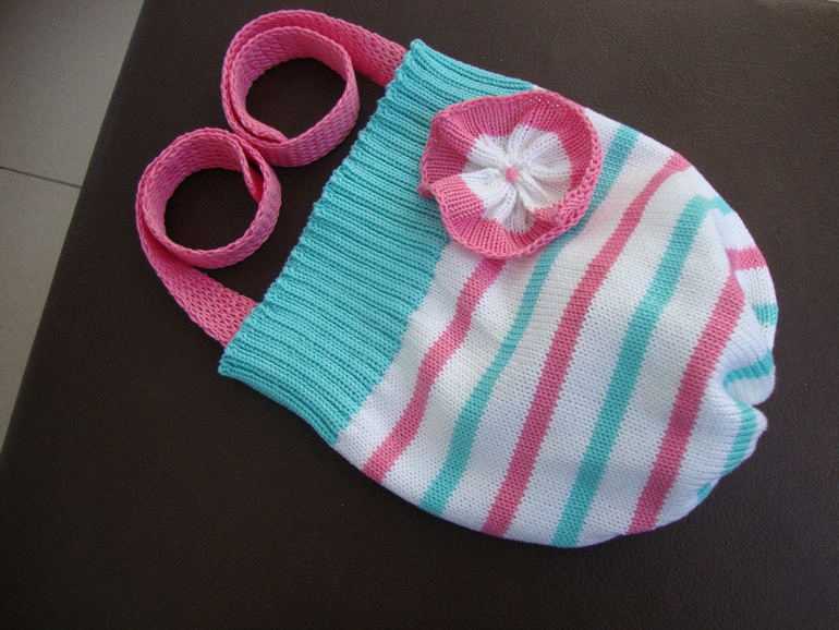 Яркая весенняя с цветочком шапочка