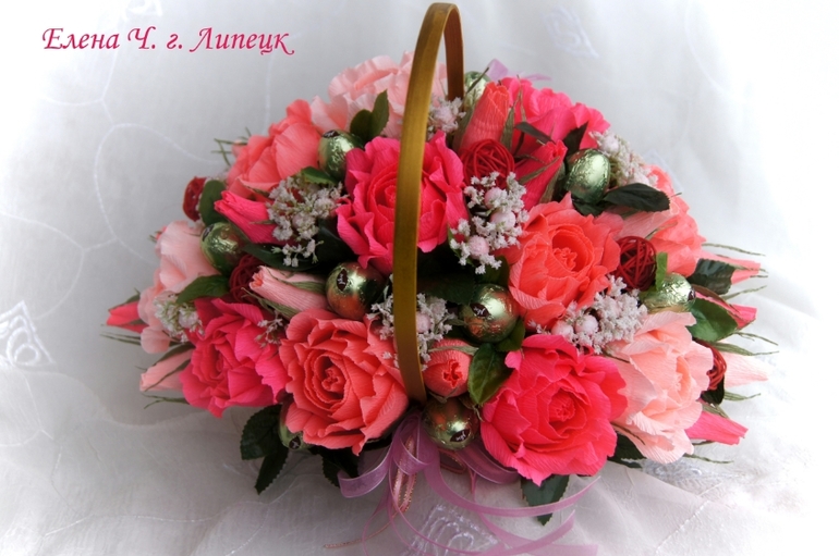 Розы рюшечные, розовые в корзине.