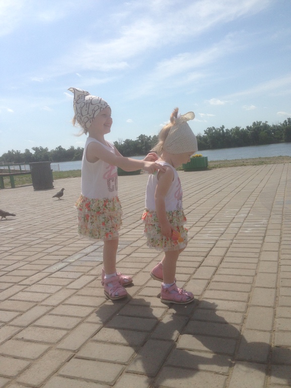 Вишенки любят друг друга год и девять месяцев!