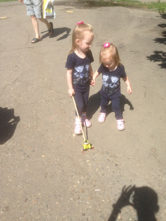 Вишенки любят друг друга год и девять месяцев!