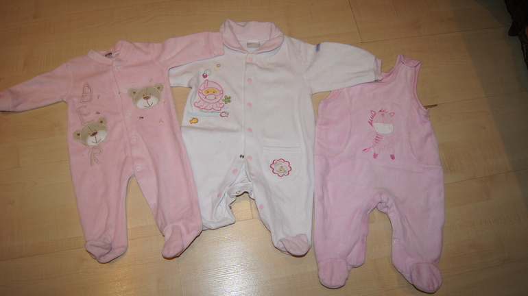 Велюровые комбинезоны, 3-6 мес по 300 руб