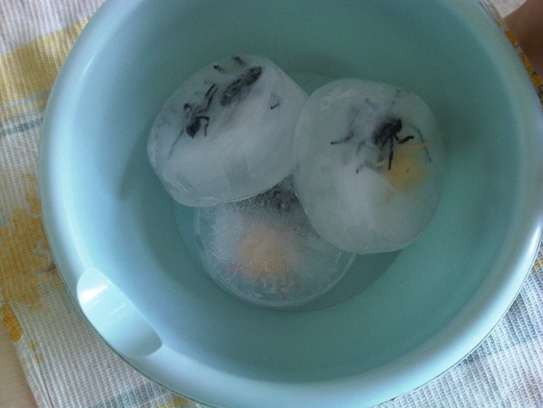 Играем со льдом и рисуем манкой