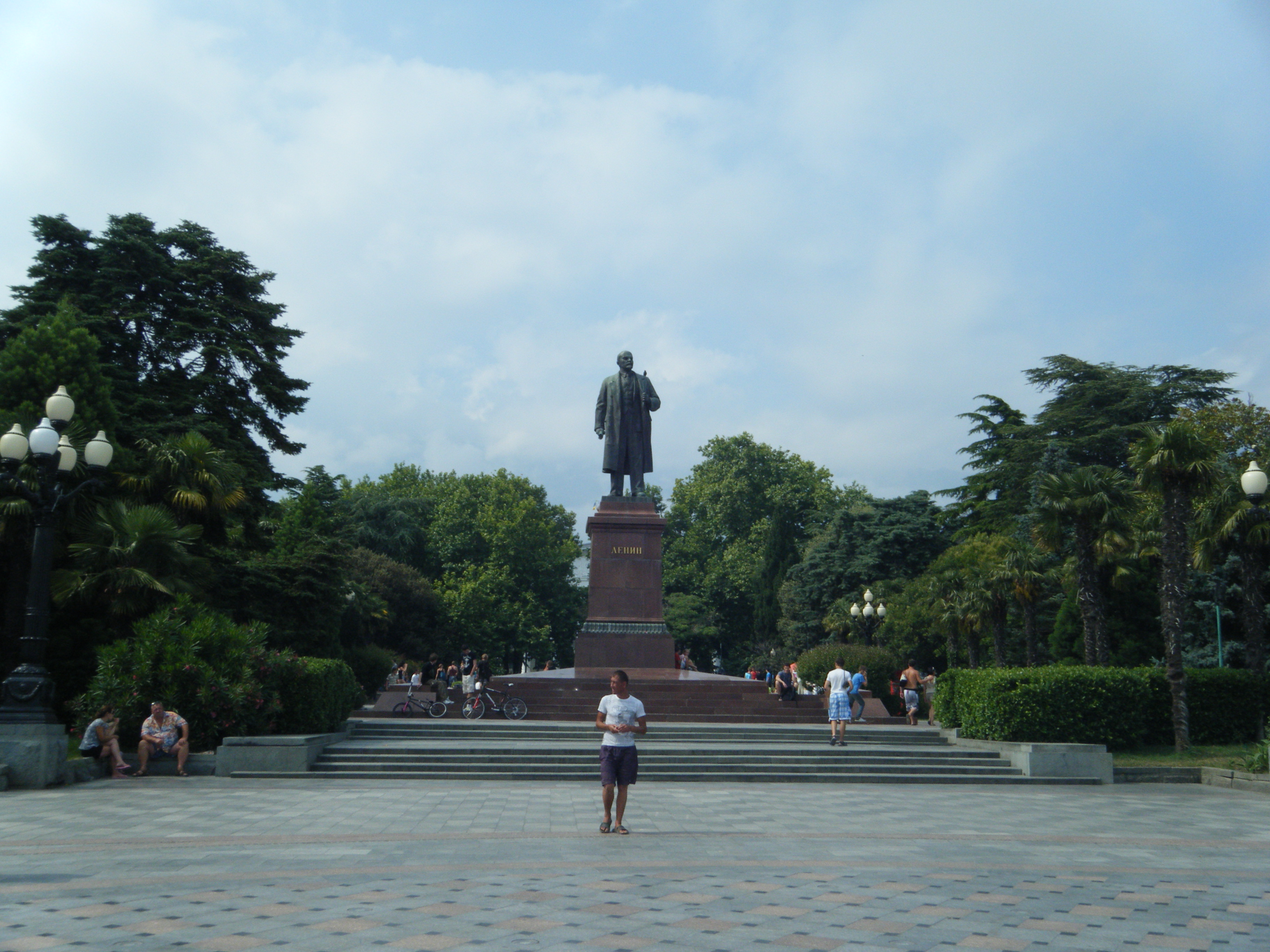 Крым, 2011 год, я и А. в пузе на 25-й неделе.