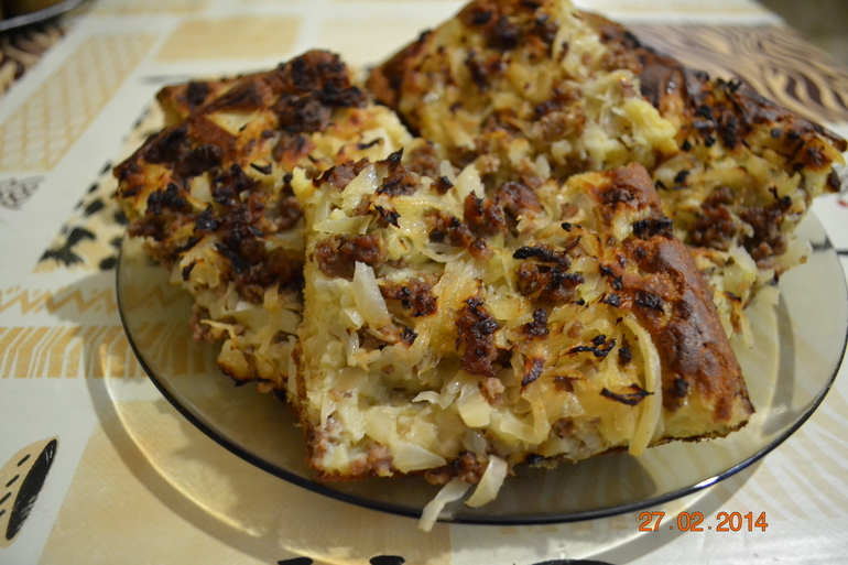 Пирог с капустой и мясом)))