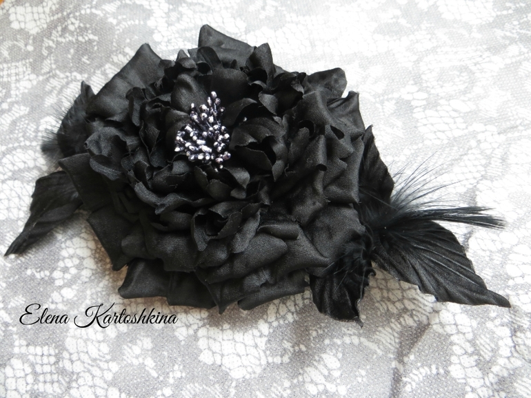 Букет роз и брошь пионовидная роза"Черный принц"