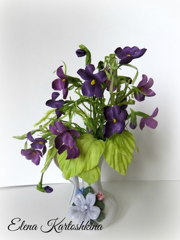 Букет из фиалок и интерьерная роза Луиза.