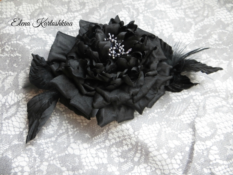 Букет роз и брошь пионовидная роза"Черный принц"