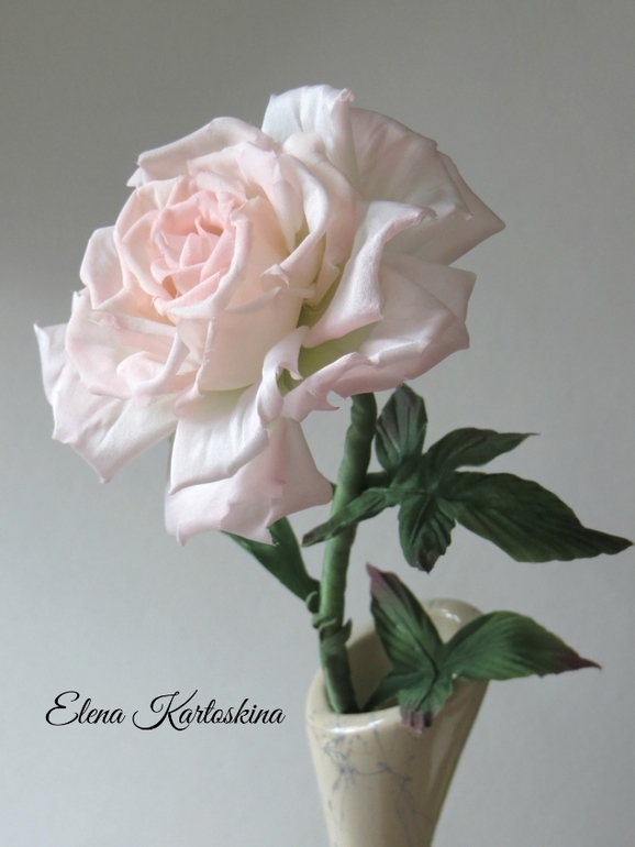 Букет из фиалок и интерьерная роза Луиза.