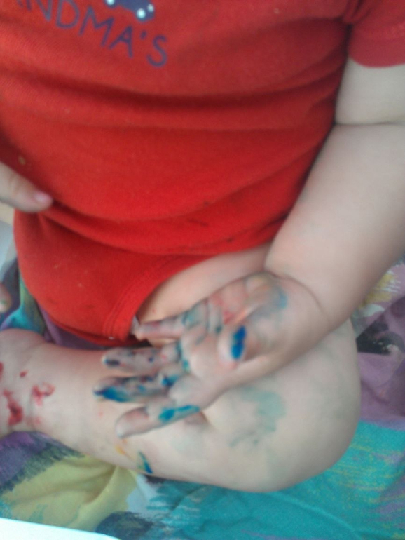 10 мес 10 дней Первый раз рисовали пальчиковыми красками