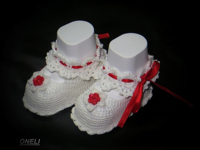 Шапочка и пинетки для новорожденной