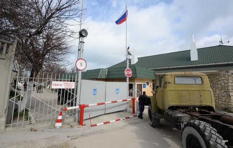 Все воинские подразделения в Крыму подняли флаги Российской Федерации.