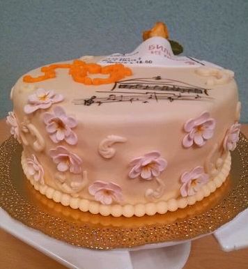 Торт для утонченной женщины, которая любит музыку!