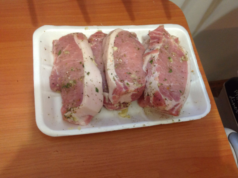 Свиная корейка под сливочным соусом с запеченным картофелем
