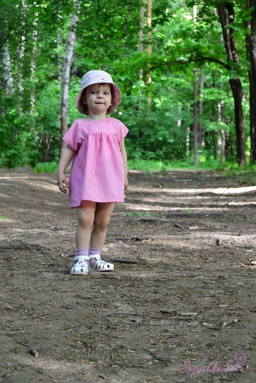 Розовое платье.