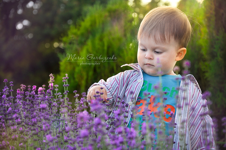 Всем привет! Захожу сюда редко, но...хочется еще немного для себя написать мелочи, которіе потом буду перчитывать. Итак...моя старшая дочка Юличка поступила сама в гимназию, сдавала письменные экзамены п математике и укр. мове - прошла. Теперь будет гимназистка) У них на физкультуре будут обязательные уроки по плаванию - Юля на седьмом небе от счастья) Ромик растет потихоньку, разговаривать правда лениться...все понимает - говоришь ему, например, выключить свет - идет и выключает и т.д , а вот говорить...лентяй. Только говорит такое: