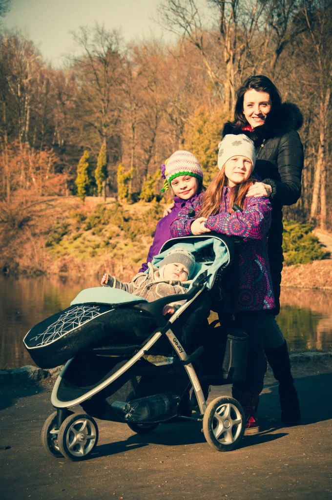 Приветик всем! Не писала давненько, попытаюсь вспомнить чего у нас новенького. Купили новую коляску от которой я просто балдею, очень удобная, легкая, с большой корзиной, с матрасиком и утепленным отстегивающимся чехлом на ножки и что для нас самое главное - компактная в сложенном виде и не огромная, так как я маленькая. На 8 марта мужчины наши нам с дочкой подарили каждой побукетику тюльпанов и мне плойку для выравнивания волос. На позапрошлой неделе ходили гулять в парк, погодка была замечательная. Нафотографировались, белочки там всякие, а в 5 вечера я неожиданно вспомнила, что у меня экзамен в этот день на 7 вечера по фотошколе)))) Экзамен сдала) Еще вспомнила, что снимала как проходят с*емки нового клаппа гр. Антителла на песню "Над полюсами". Записалась на МК свадебного фоторгаф в Киев на май) Уже жду не дождусь. А на прошлые выходные были в селе, поработали все дружненько, а Ромик гладил собаку Боса (это наша собака в селе). Муж спилил мне березовые веточки для работы с новороденными, думаю скоро я покау свои труды в работе) Ромчик растет потихоньку, зубов правда маловато, спит всю ночь, моет пару раз проснуться если раскроется и замерзнет или просто что-то приснится...А так молодец. Ну и как всегда немного фоточек.)