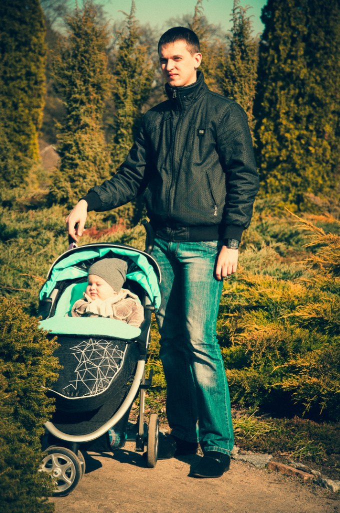 Приветик всем! Не писала давненько, попытаюсь вспомнить чего у нас новенького. Купили новую коляску от которой я просто балдею, очень удобная, легкая, с большой корзиной, с матрасиком и утепленным отстегивающимся чехлом на ножки и что для нас самое главное - компактная в сложенном виде и не огромная, так как я маленькая. На 8 марта мужчины наши нам с дочкой подарили каждой побукетику тюльпанов и мне плойку для выравнивания волос. На позапрошлой неделе ходили гулять в парк, погодка была замечательная. Нафотографировались, белочки там всякие, а в 5 вечера я неожиданно вспомнила, что у меня экзамен в этот день на 7 вечера по фотошколе)))) Экзамен сдала) Еще вспомнила, что снимала как проходят с*емки нового клаппа гр. Антителла на песню "Над полюсами". Записалась на МК свадебного фоторгаф в Киев на май) Уже жду не дождусь. А на прошлые выходные были в селе, поработали все дружненько, а Ромик гладил собаку Боса (это наша собака в селе). Муж спилил мне березовые веточки для работы с новороденными, думаю скоро я покау свои труды в работе) Ромчик растет потихоньку, зубов правда маловато, спит всю ночь, моет пару раз проснуться если раскроется и замерзнет или просто что-то приснится...А так молодец. Ну и как всегда немного фоточек.)