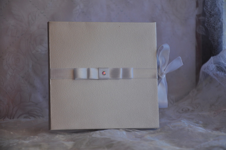 Давно не писала...Я учусь на фотографа, продолжаю делать коробочки "Мамины сокровища" и еще для дисков. Ромчик растет, развивается. Несколько дней назад еще был мороз и мы успели пофотографироваться в санках. Вот несколько фото.