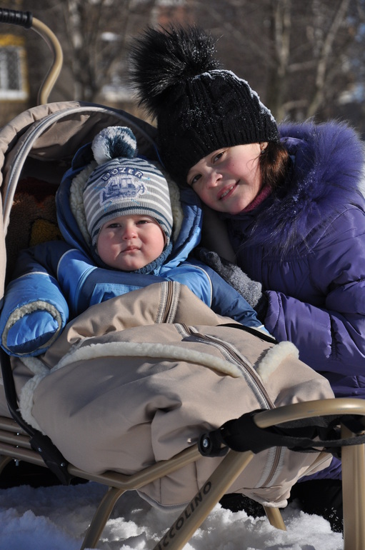 Давно не писала...Я учусь на фотографа, продолжаю делать коробочки "Мамины сокровища" и еще для дисков. Ромчик растет, развивается. Несколько дней назад еще был мороз и мы успели пофотографироваться в санках. Вот несколько фото.