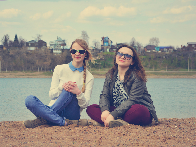 Аленка и недовольная подружка...