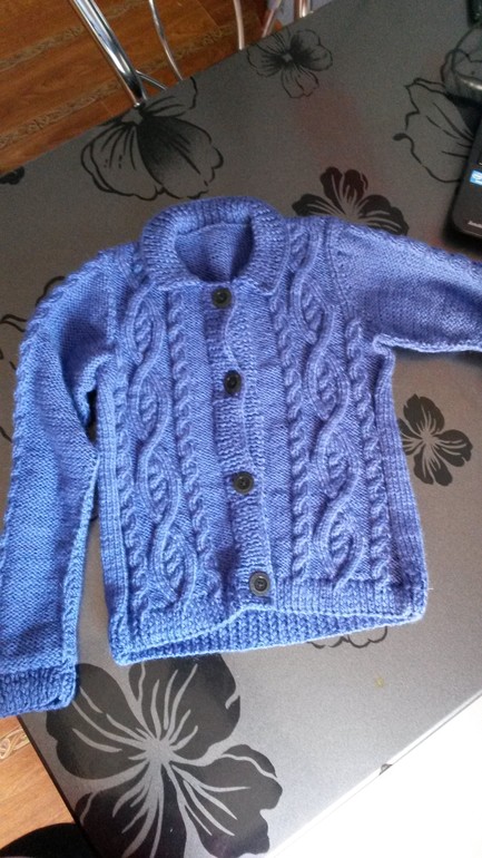 ВЯЗАНАЯ СПИЦАМИ КОФТА “TIM” ДЛЯ СЫНОЧКА