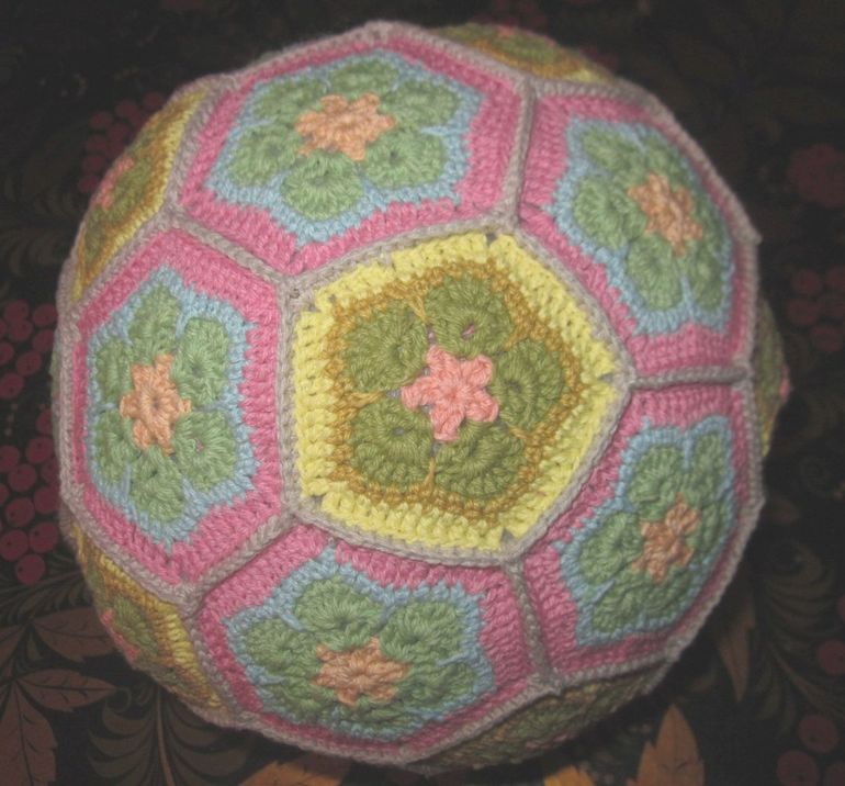 Вязаные мячи - для деток, для взрослых и для интерьера