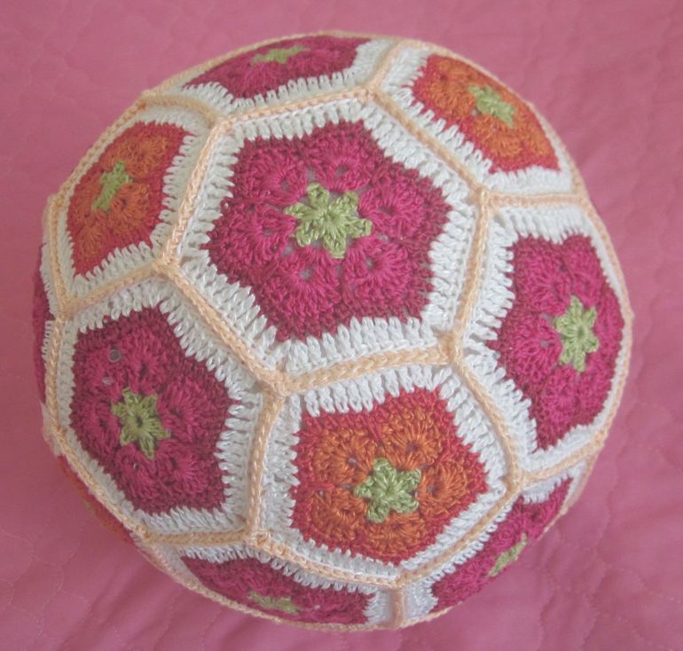 Вязаные мячи - для деток, для взрослых и для интерьера