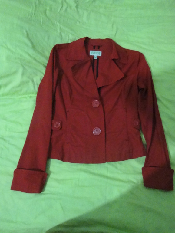 Продам ЖЕНСКОЕ НЕдорого. ТОРГ уместен.