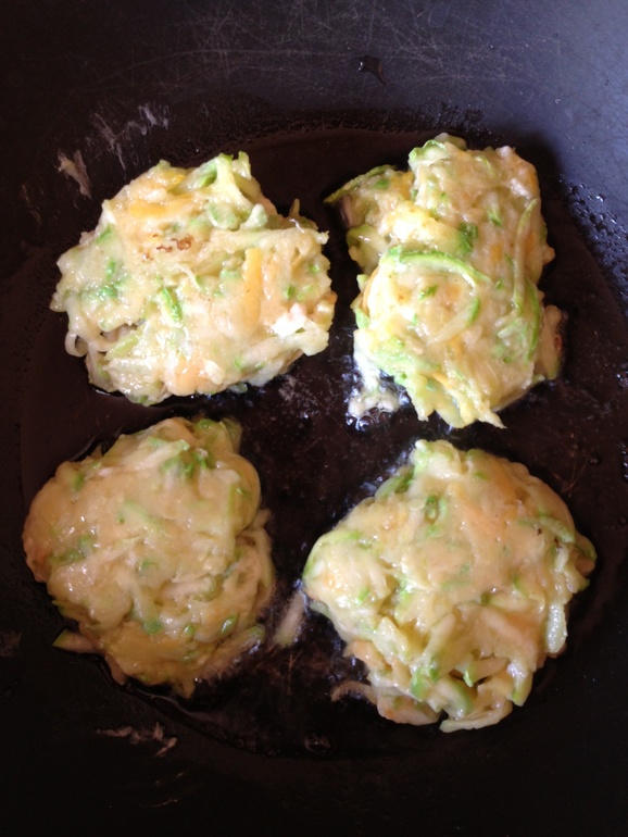 Кабачковые оладьи на полдник.