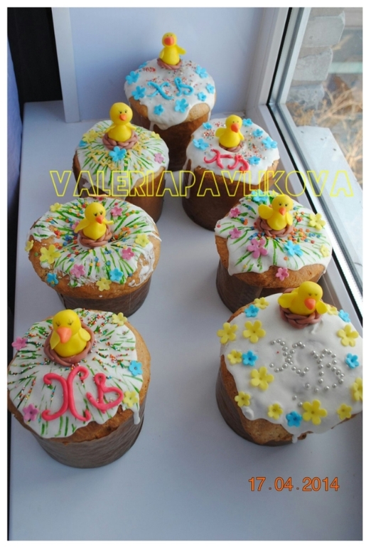 Куличи, Первый опыт декорирования