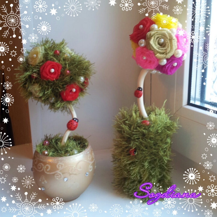 Топиарий из органзы и два мини-деревца.