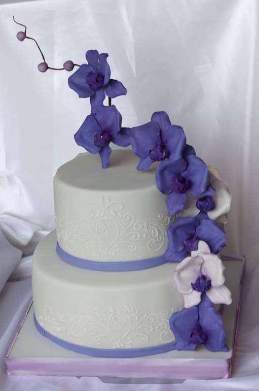 Свадебный торт. С фиолетовыми орхидеями.