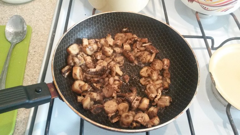 Грибное рагу с крутонами и яйцом пашот