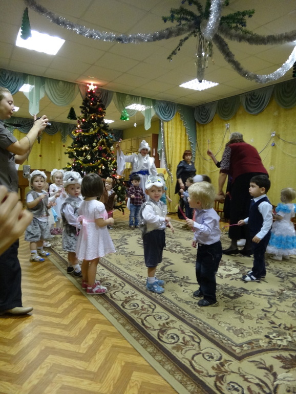 Первый утренник в детском саду)))