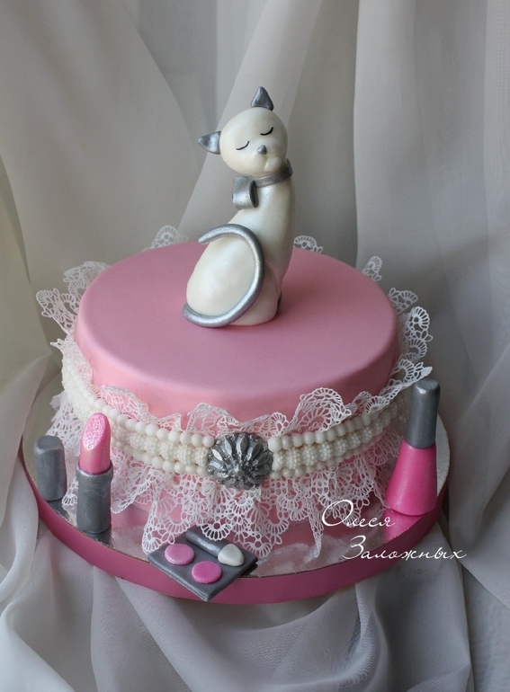 Торт " Кошечка в кружевах " серебристый дубль )))