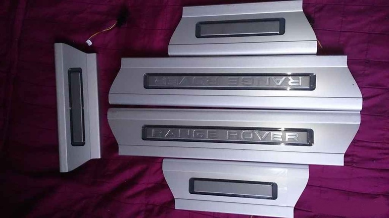 Накладки на пороги с подсветкой Range Rover Sport